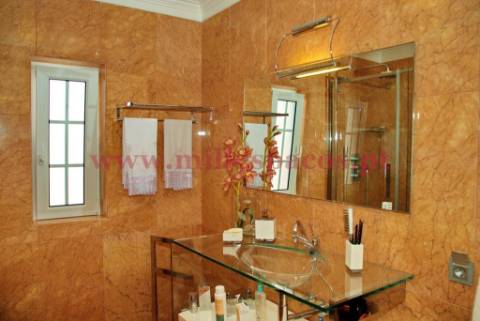 Moradia V6 Isolada com piscina