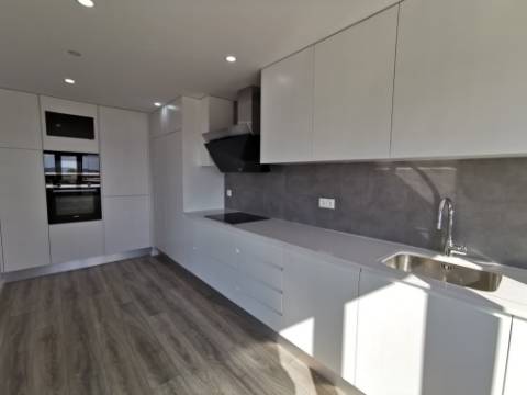 Duplex T3+2 Terraço e Box 2 carros