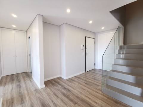 Duplex T3+2 Terraço e Box 2 carros