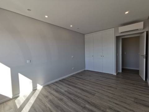 Duplex T3+2 Terraço e Box 2 carros