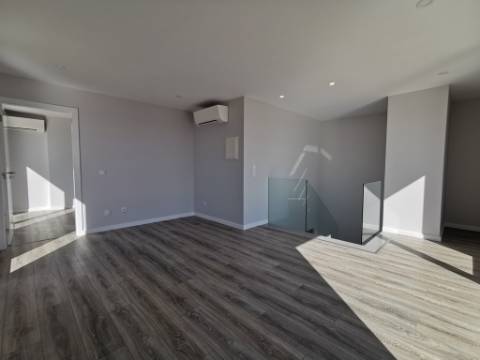 Duplex T3+2 Terraço e Box 2 carros