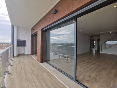 Duplex T4 ( 4 quartos-2 suites, + 2 salas ) com box e terraço