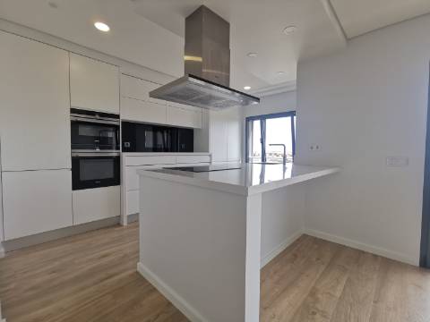 Duplex T4 ( 4 quartos-2 suites, + 2 salas ) com box e terraço