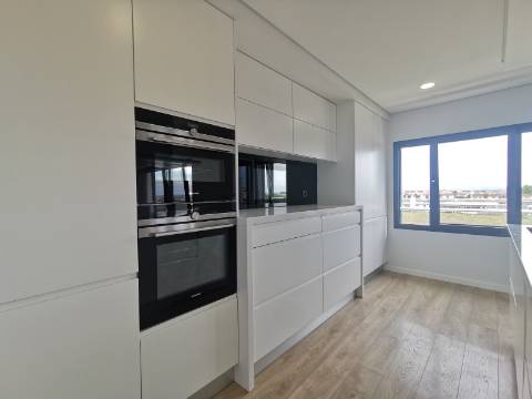 Duplex T4 ( 4 quartos-2 suites, + 2 salas ) com box e terraço