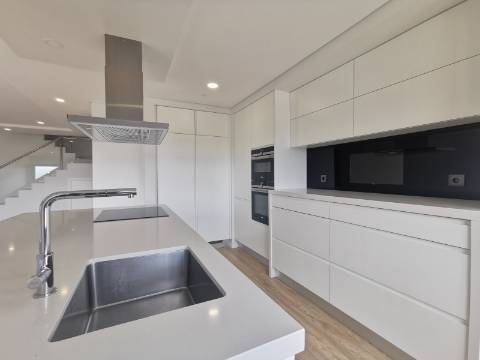 Duplex T4 ( 4 quartos-2 suites, + 2 salas ) com box e terraço