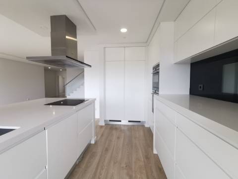 Duplex T4 ( 4 quartos-2 suites, + 2 salas ) com box e terraço