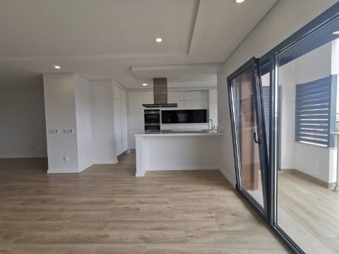 Duplex T4 ( 4 quartos-2 suites, + 2 salas ) com box e terraço