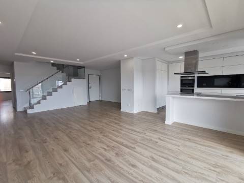 Duplex T4 ( 4 quartos-2 suites, + 2 salas ) com box e terraço