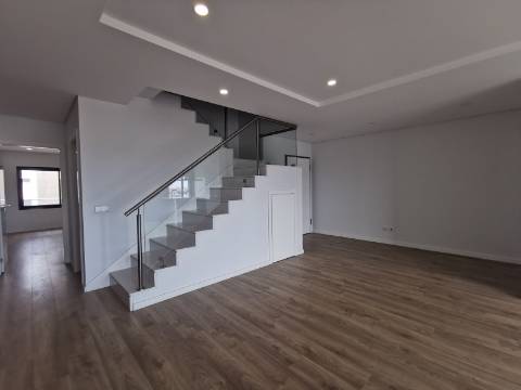 Duplex T4 ( 4 quartos-2 suites, + 2 salas ) com box e terraço