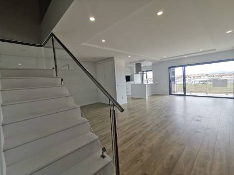 Duplex T4 ( 4 quartos-2 suites, + 2 salas ) com box e terraço