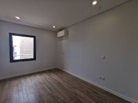 Duplex T4 ( 4 quartos-2 suites, + 2 salas ) com box e terraço