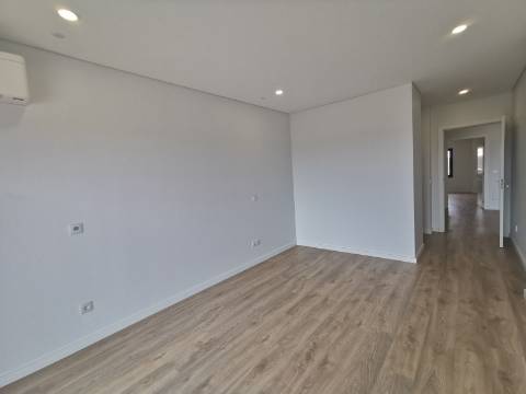 Duplex T4 ( 4 quartos-2 suites, + 2 salas ) com box e terraço