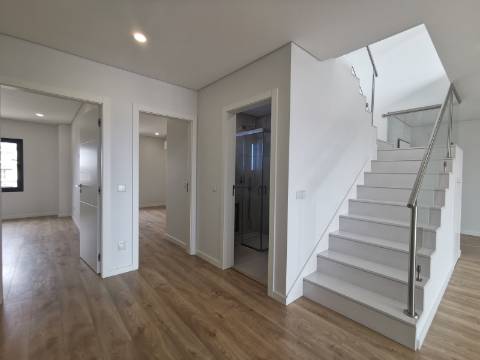 Duplex T4 ( 4 quartos-2 suites, + 2 salas ) com box e terraço