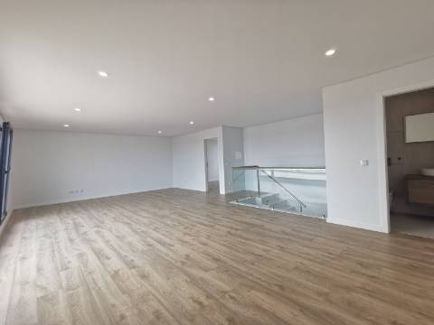 Duplex T4 ( 4 quartos-2 suites, + 2 salas ) com box e terraço