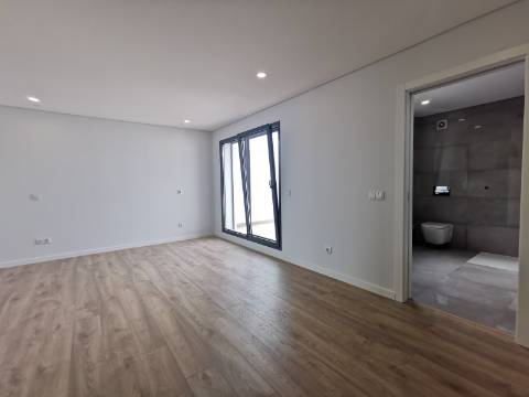 Duplex T4 ( 4 quartos-2 suites, + 2 salas ) com box e terraço