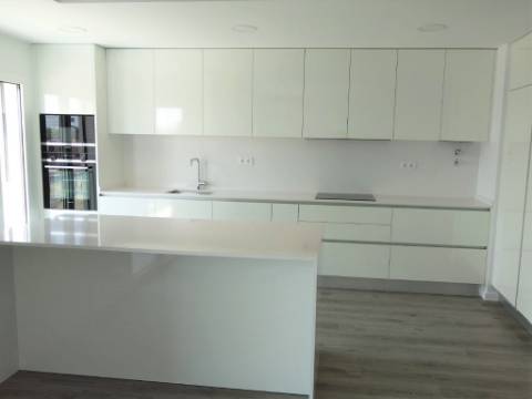 T3+1 Novo c/ Varandas e Box 2 carros