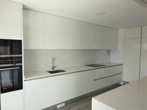 T3+1 Novo c/ Varandas e Box 2 carros