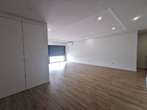 Duplex T4+1 com box 2 carros