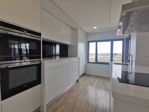 Duplex T4+1 com box 2 carros