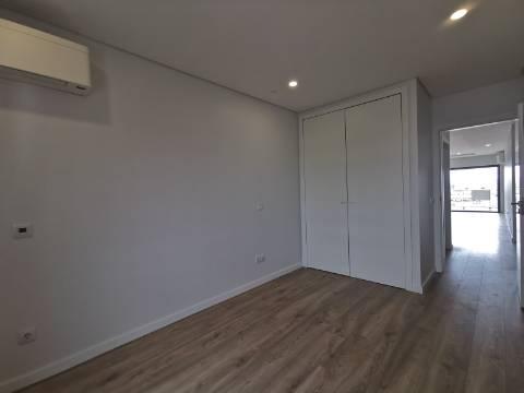 Duplex T4+1 com box 2 carros