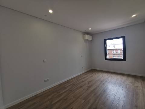 Duplex T4+1 com box 2 carros