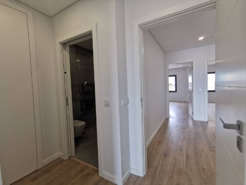 Duplex T4+1 com box 2 carros