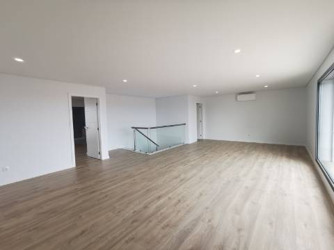 Duplex T4+1 com box 2 carros