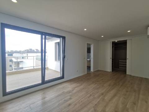 Duplex T4+1 com box 2 carros