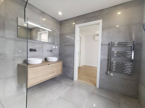 Duplex T4+1 com box 2 carros