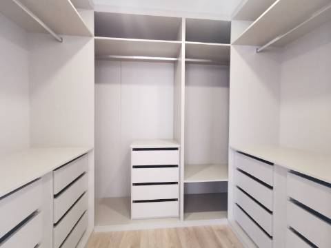 Duplex T4+1 com box 2 carros