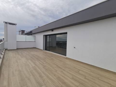 Duplex T4+1 com box 2 carros