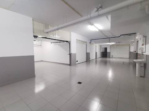 Duplex T4+1 com box 2 carros