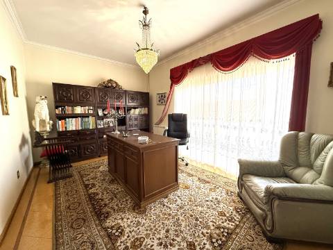 Moradia V6 com Garagem Centro da Cidade