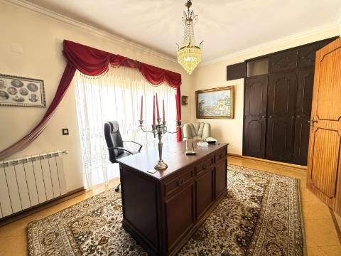 Moradia V6 com Garagem Centro da Cidade