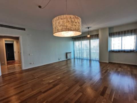 T2 C/Parqueamento Laranjeiras