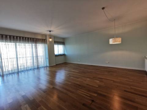 T2 C/Parqueamento Laranjeiras