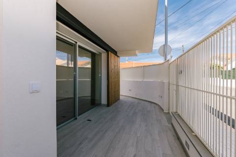 Viva com Estilo em Cascais: Moradia T3+1 com Design Moderno