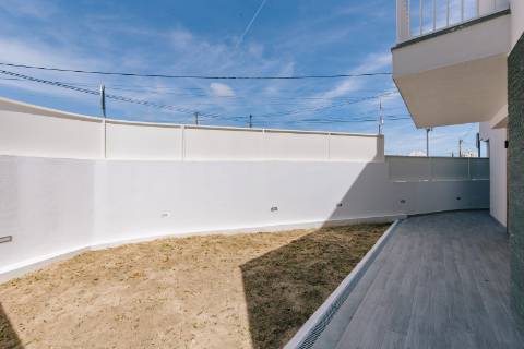 Viva com Estilo em Cascais: Moradia T3+1 com Design Moderno