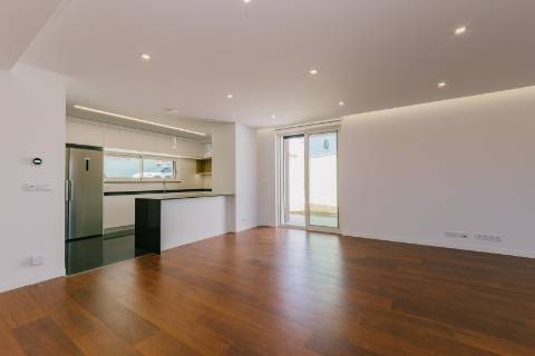 Viva com Estilo em Cascais: Moradia T3+1 com Design Moderno