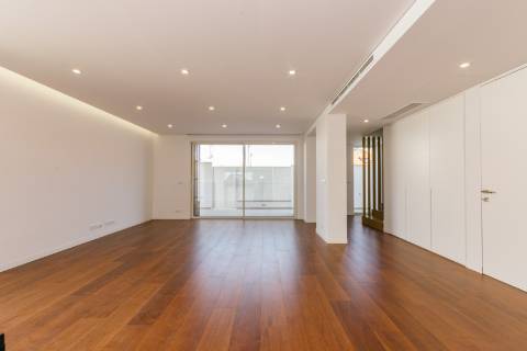 Viva com Estilo em Cascais: Moradia T3+1 com Design Moderno