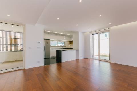 Viva com Estilo em Cascais: Moradia T3+1 com Design Moderno