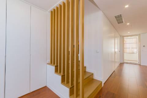 Viva com Estilo em Cascais: Moradia T3+1 com Design Moderno