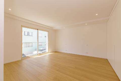 Viva com Estilo em Cascais: Moradia T3+1 com Design Moderno