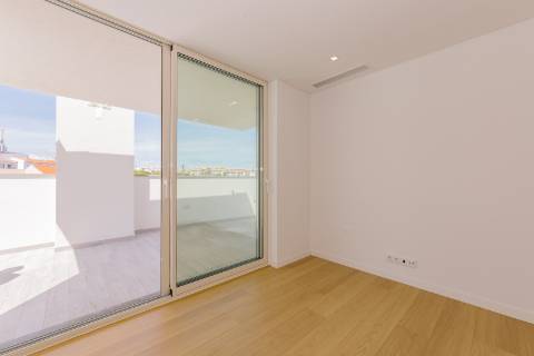 Viva com Estilo em Cascais: Moradia T3+1 com Design Moderno