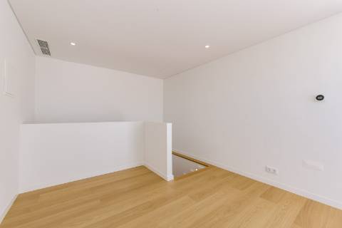 Viva com Estilo em Cascais: Moradia T3+1 com Design Moderno