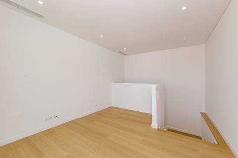 Viva com Estilo em Cascais: Moradia T3+1 com Design Moderno