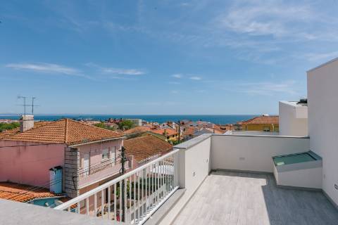 Viva com Estilo em Cascais: Moradia T3+1 com Design Moderno