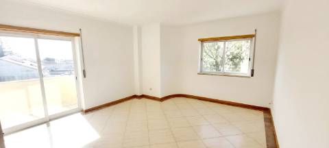 Apartamento T2 com arrecadação - Charneca da Caparica