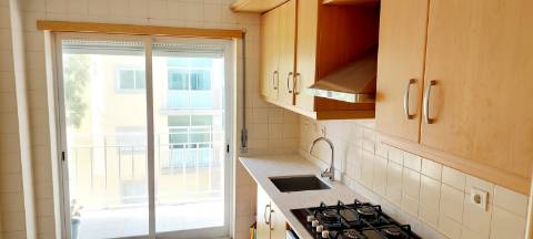 Apartamento T2 com arrecadação - Charneca da Caparica