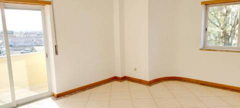 Apartamento T2 com arrecadação - Charneca da Caparica